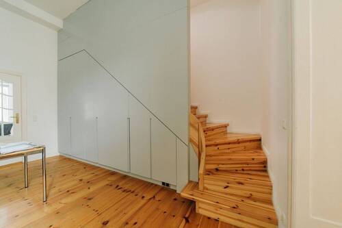 Wandschrank nebst Treppenlauf - 