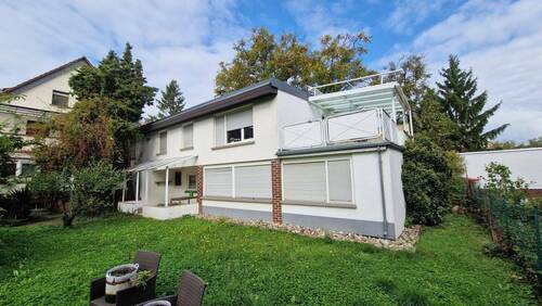 Einfamilienhaus mit Einliegerwohnung - Einfamilienhaus mit großer Einliegerwohnung in zentraler Lage