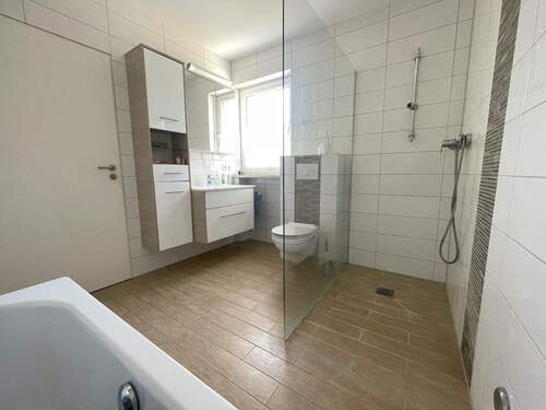 Bad EG - 6 Zimmer Etagenwohnung in Gilching