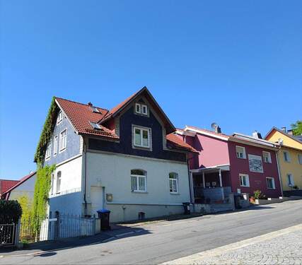 Ansicht - Herrliche Aussicht - Tolles Wohnhaus mit zwei Einheiten in Sonneberg - Carport inklusive