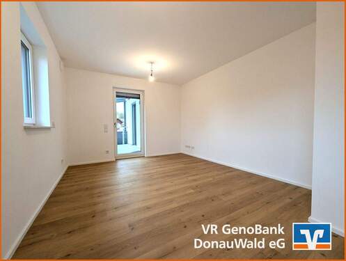 Wohnbereich mit Zugang zum Balkon - 