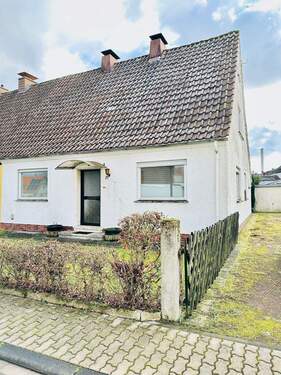 Vorderansicht mit Einfahrt und Garage - 