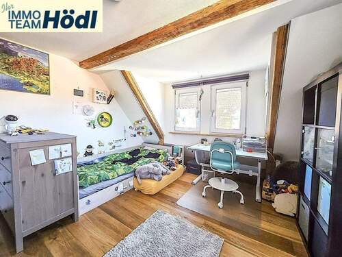 2. Helles Kinderzimmer mit viel Platz zum Spielen - 