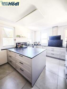 linke Seite - Moderne Küche - funktional und stilvoll zugleich - Einfamilienhaus mit 180,40 m&sup2; in Reutlingen zum Kaufen