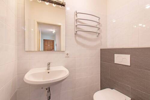 Gäste- WC mit modernen Fliesen - 