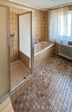 großzügiges Badezimmer - 