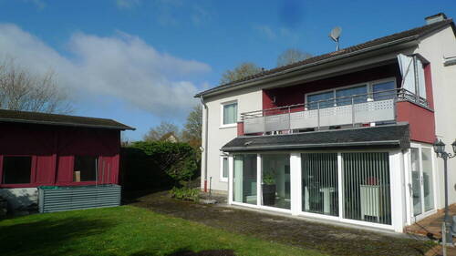 Gartenansicht - Haus mit Garage und großem Gartenhaus