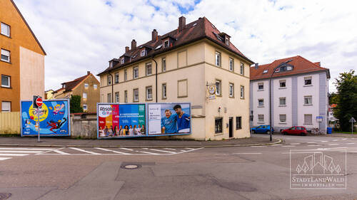 Ansicht mit Werbetafeln - 