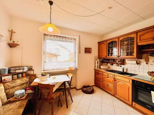 Blick in die Küche - 5 Zimmer Doppelhaushälfte in Niedernburg-Prutting
