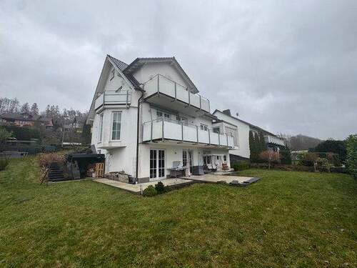 Rückansicht mit Gartenbereich - 