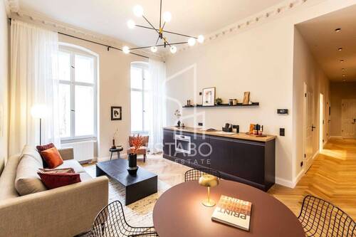 Offener Wohn- und Essbereich - Mitte: Erstbezug nach Sanierung: Design-Altbau mit Fischgrätparkett, 3,6 m Deckenhöhe & 2 Bädern