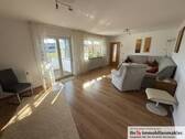 Wohnzimmer mit Balkon im OG - 