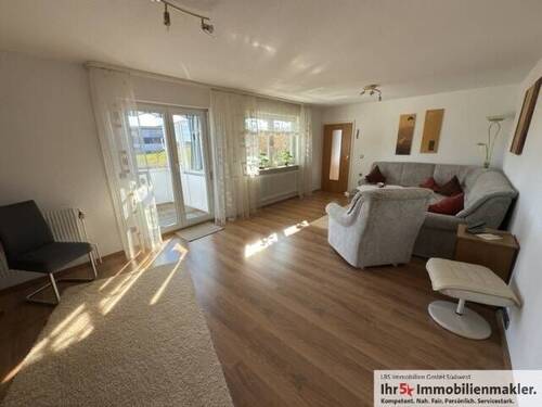 Wohnzimmer mit Balkon im OG - 