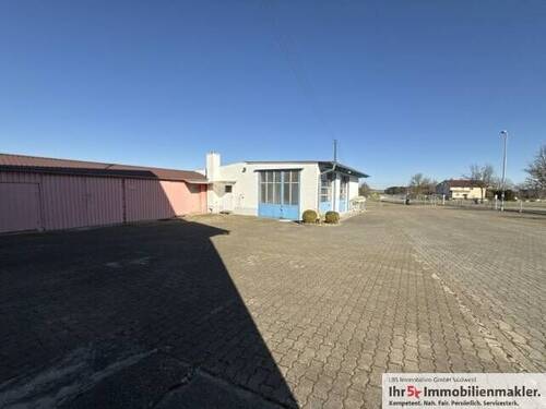 Hoffläche - Richtung Halle - 