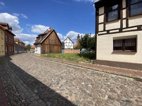Anliegerstraße mit Baulücke - 
