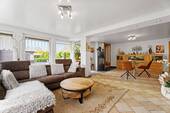 Wohnzimmer - Freistehendes großes Einfamilienhaus mit 2 Garagen & Carport, Garten, Kamin und Sauna