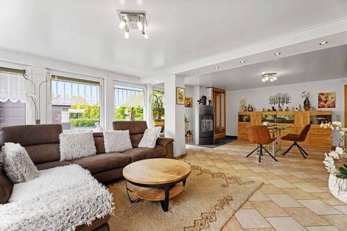 Wohnzimmer - Freistehendes großes Einfamilienhaus mit 2 Garagen & Carport, Garten, Kamin und Sauna