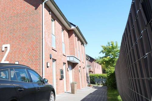 Bild - Topmoderne , neuwertige 2 Zi.- Eigentumswohnung mit Pkw-Stellplatz in zentrumsnaher Stadtlage