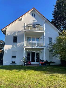 Hausansicht mit Garten.jpg - 3 Zimmer Etagenwohnung zum Kaufen in Berlin