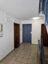 Treppenhaus mit Wohnungstür - 