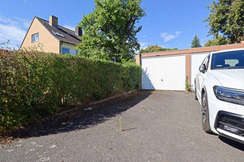 Garage mit Stellplatz - 
