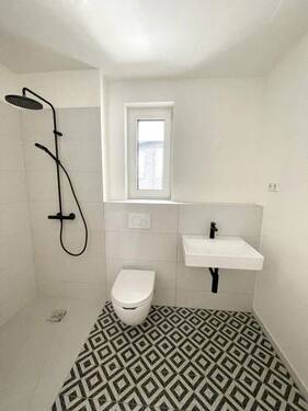 stylisches Duschbad m. Fenster - 