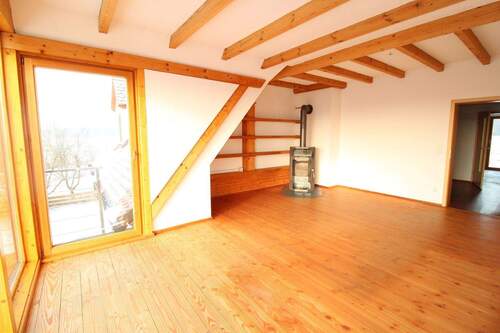 Helles Wohnzimmer mit Ofen - 