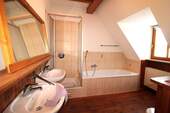 Badezimmer mit Wanne - 