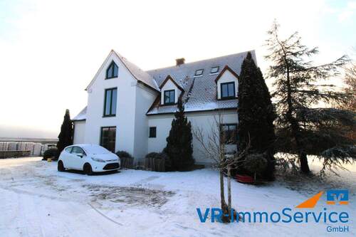 2-Familienhaus Ansicht vorne - Wohntraum unterm Dach - lichtdurchflutet, ruhig und großzügig