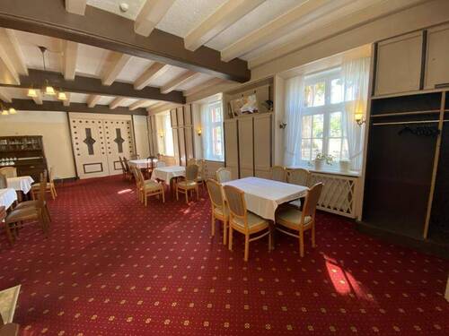 Restaurant mit Durchgang zum Bankettsaal - 