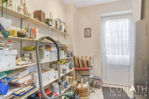 Conath-Immobilien_Harsefeld_Buxtehude_Fredenbeck – Vorratsraum mit Durchgang zur überdachten Sitzmöglichkeit - 