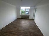 Schlafzimmer mit Zugang zum Balkon vorne - 