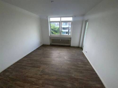 Schlafzimmer mit Zugang zum Balkon vorne - 