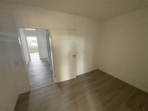 Blick vom Essbereich in den Flur - 