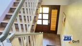 Treppenhaus zu den Wohnbereichen - 3 Zimmer Etagenwohnung in Windischleuba