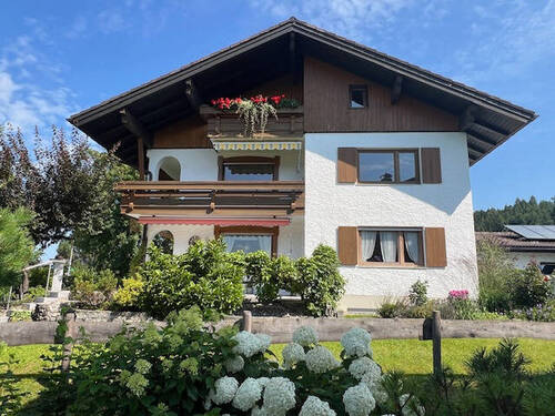 M163Hausansicht Süd - 4-Zi.-Mietwhg. m. S+W-Balkon, D-Garage, Altstädten