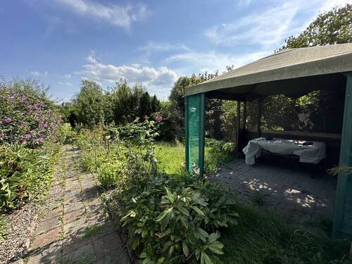 Garten mit Pavillon - 
