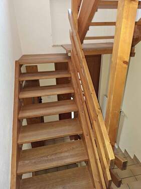 Holztreppe - 1 Zimmer Mehrfamilienhaus, Wohnhaus in Schwarzenbruck