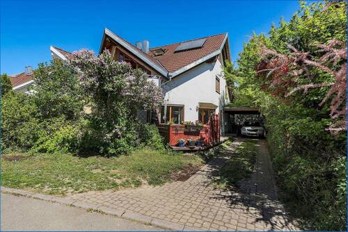 Ansicht mit Carport - 