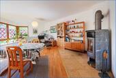 Wohnzimmer / Esszimmer mit Ofen - 