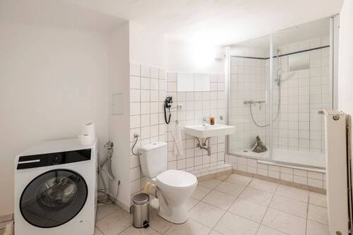 Duschbad - 8 Zimmer Terrassenwohnung zur Miete in Potsdam