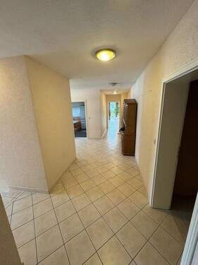 20 Flur - links Treppoe KG - 