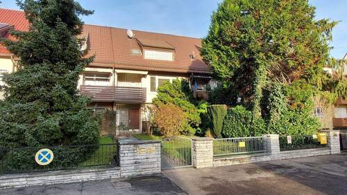 Hausansicht - 2 - Zimmer Wohnung mit Einbauküche, seperatem Arbeitszimmer, Terrasse und Stellplatz in Stuttgart - Münster