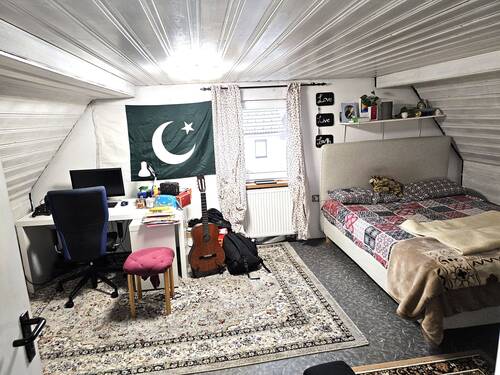 Zimmer im Dachgeschoss - 