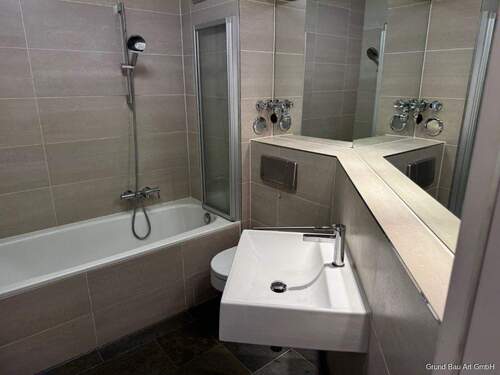 Badezimmer Gesamtansicht (Mittel) - Etagenwohnung mit 95,00 m² in Berlin zum Kaufen