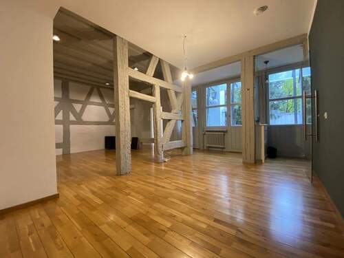 Offener Wohnbereich - Charmante 3-Zimmer-Wohnung in historischem Haus Nähe Theaterplatz
