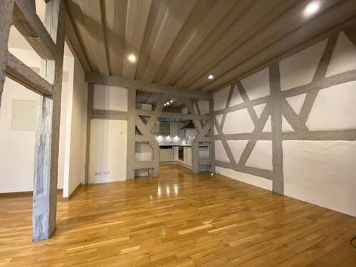 Wohnzimmer mit Blick auf Küche - 3 Zimmer Etagenwohnung zur Miete in Erlangen