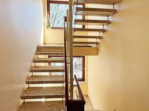 gepflegtes, helles Treppenhaus - 