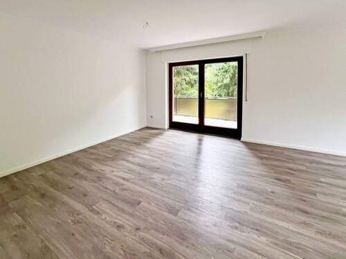 geräumtes Wohnzimmer, Blick zum Balkon - 