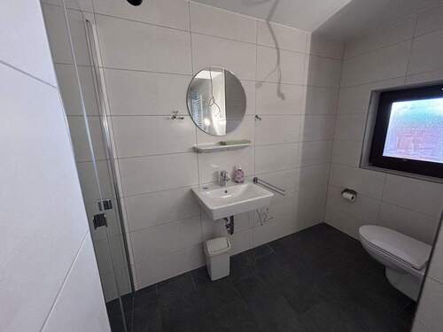 frisch renoviertes Duschbad - 